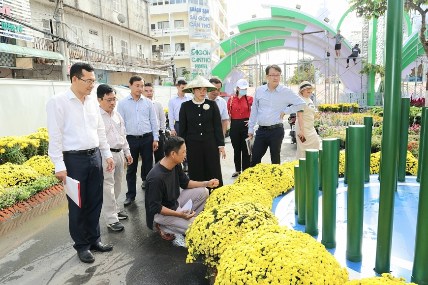 Lãnh đạo UBND TP Cần Thơ cùng các sở ngành chức năng, đi kiểm tra thi công đường hoa