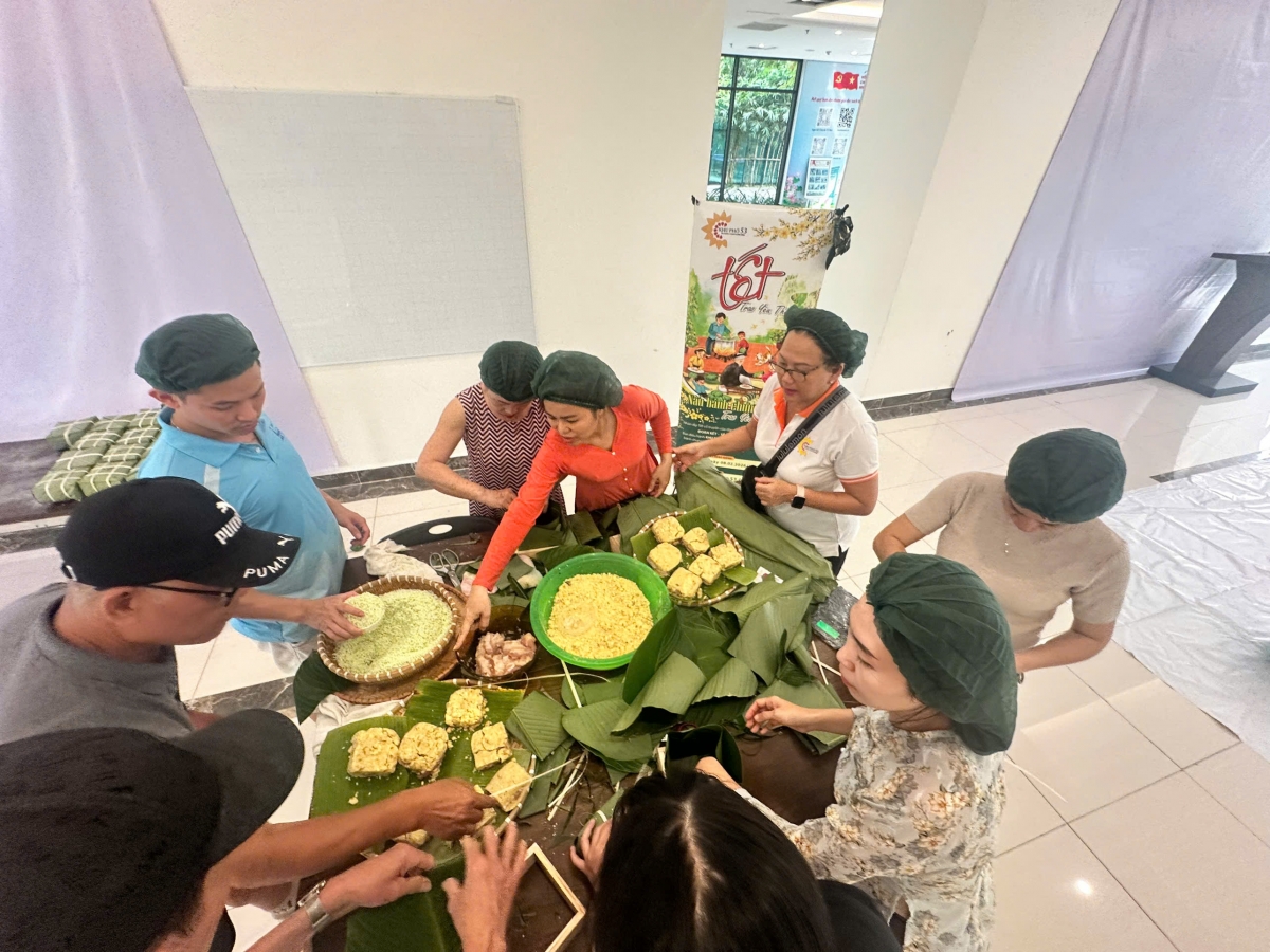 Sum vầy gói bánh chưng tại Vinhomes Grand Park