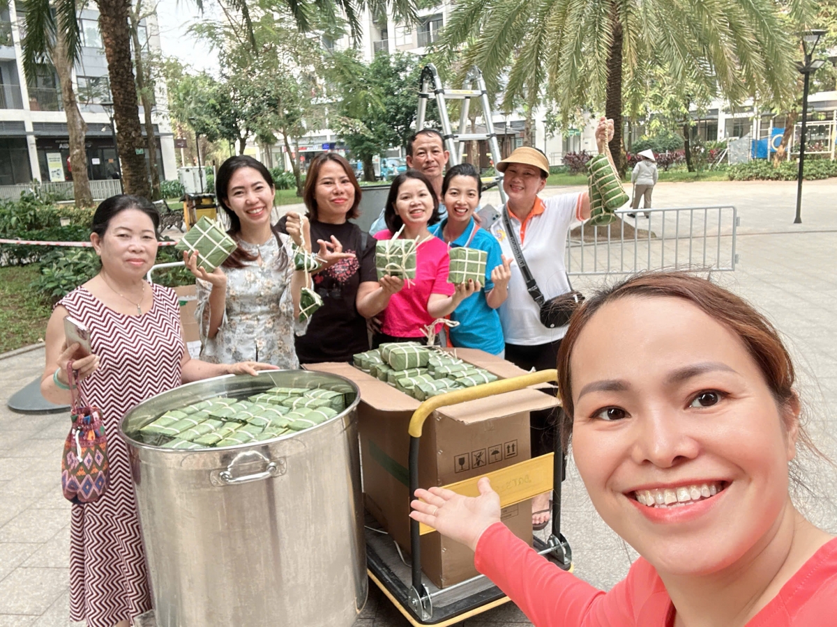 Sum vầy gói bánh chưng tại Vinhomes Grand Park