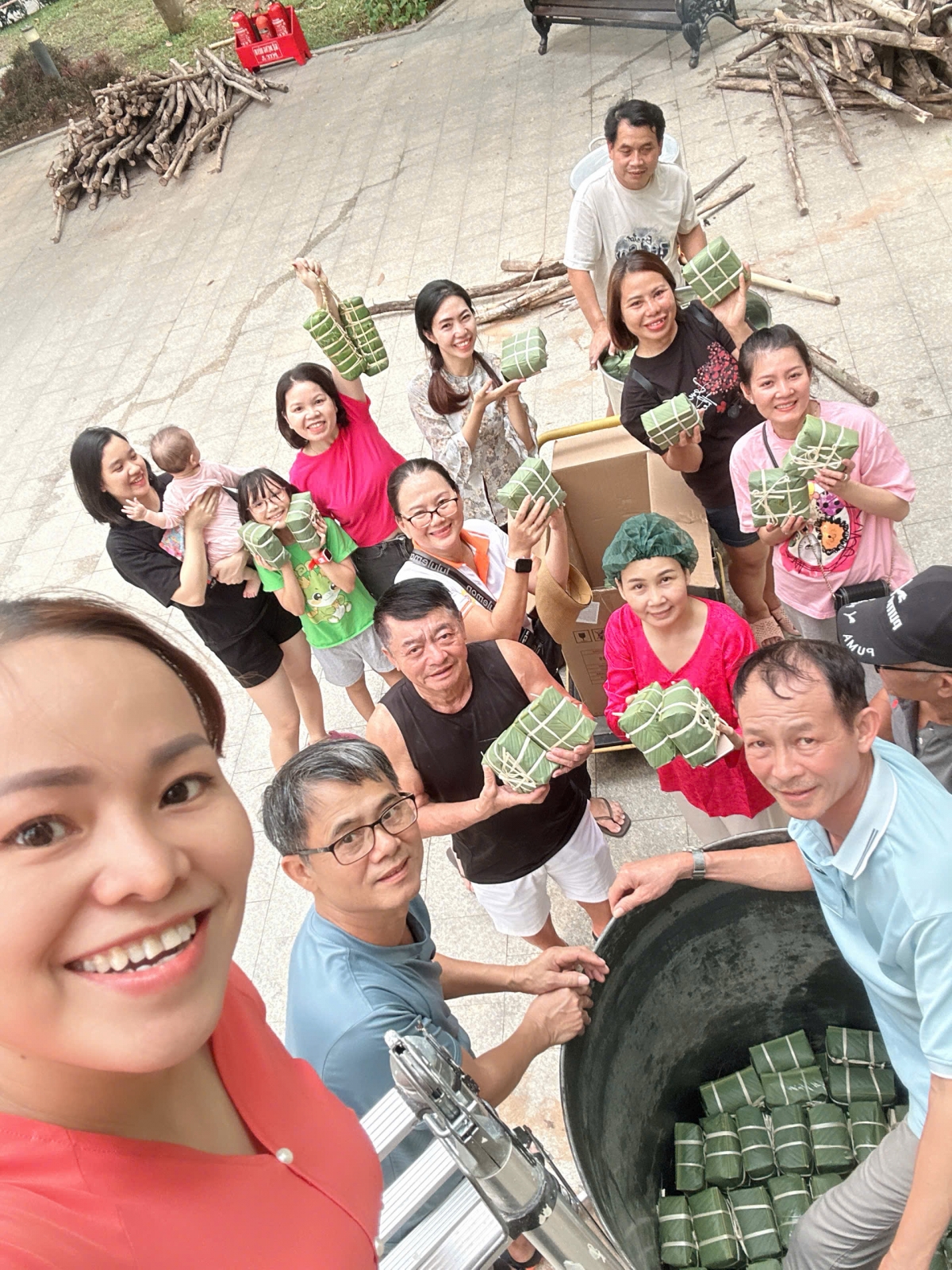 Sum vầy gói bánh chưng tại Vinhomes Grand Park