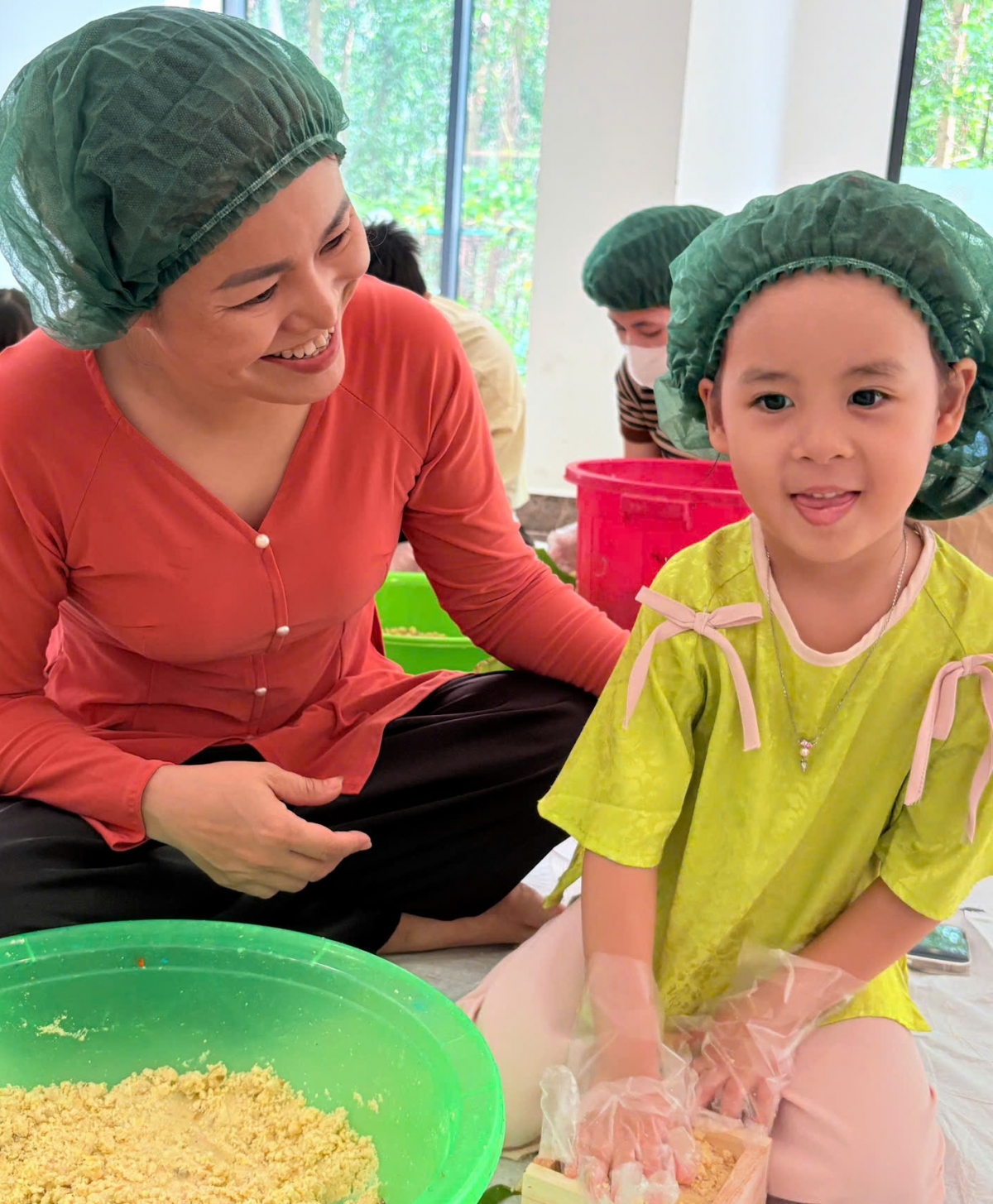 Sum vầy gói bánh chưng tại Vinhomes Grand Park