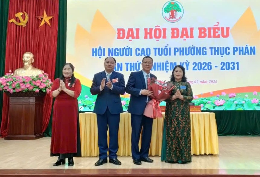 Hội NCT tỉnh Cao Bằng tặng hoa chúc mừng Đại hội