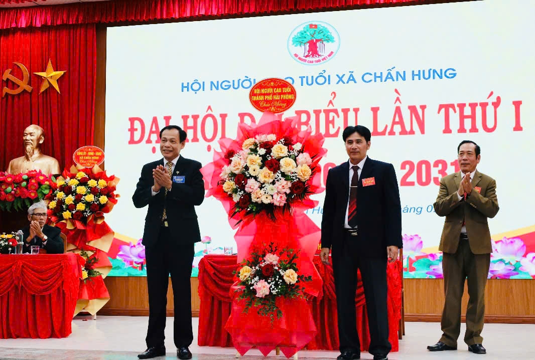 Hội NCT TP Hải Phòng tặng hoa chúc mừng Đại hội