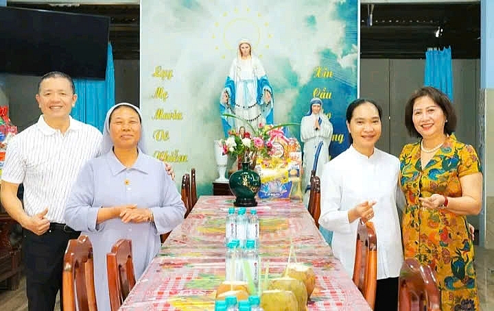 Lãnh đạo Fujiwa thăm cơ sở dưỡng lão