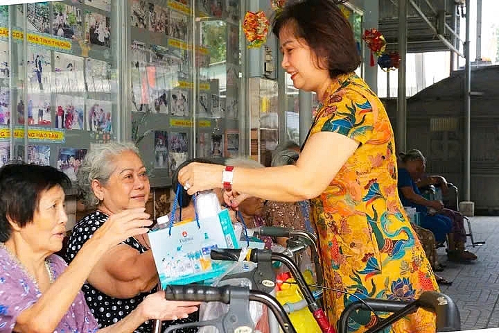 Bà Ngô Thị Thu Thủy trao quà cho các cụ