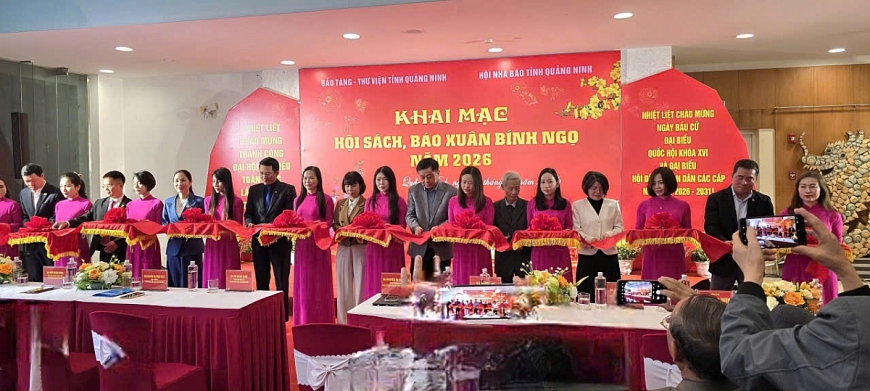 Đại diện lãnh đạo một số Sở, Ban, Ngành của tỉnh Quảng Ninh cắt băng khai mạc Hội Báo Xuân Bính Ngọ 2026.