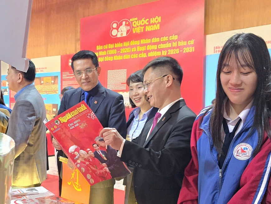                 Các đại biểu xem ấn phẩm Tạp chí Người Cao tuổi.