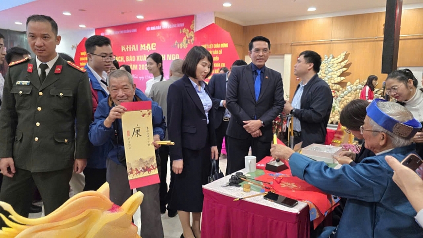         Tặng chữ tại Hội sách, Báo Xuân Bính Ngọ tỉnh Quảng Ninh  năm 2026.