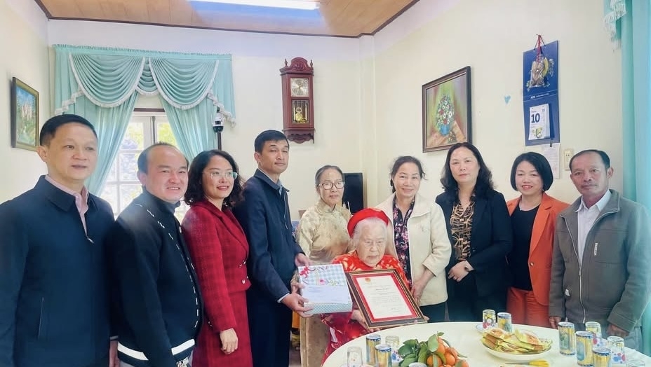 Đoàn thăm cụ Nguyễn Thị Hậu, TDP Xuân Sơn, phường Xuân Trường, Lâm Đồng