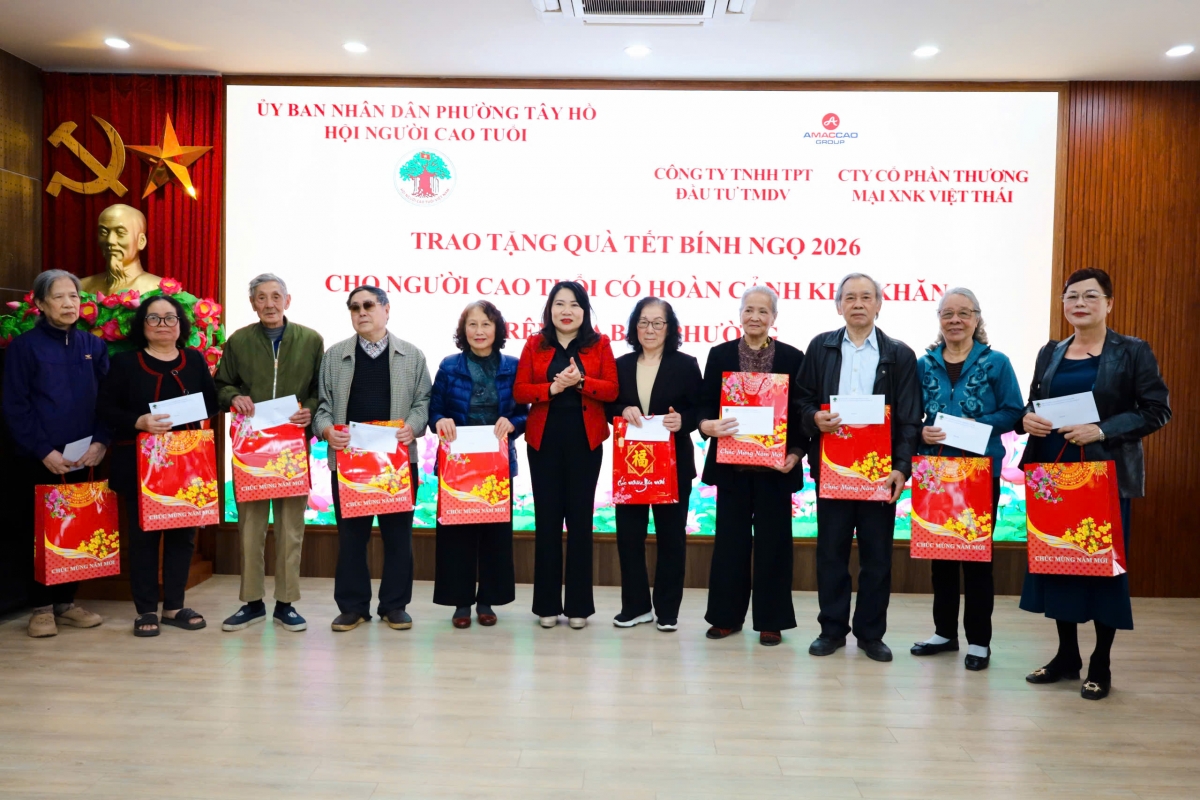 Lan tỏa nghĩa tình, chăm lo Tết cho người cao tuổi phường Tây Hồ