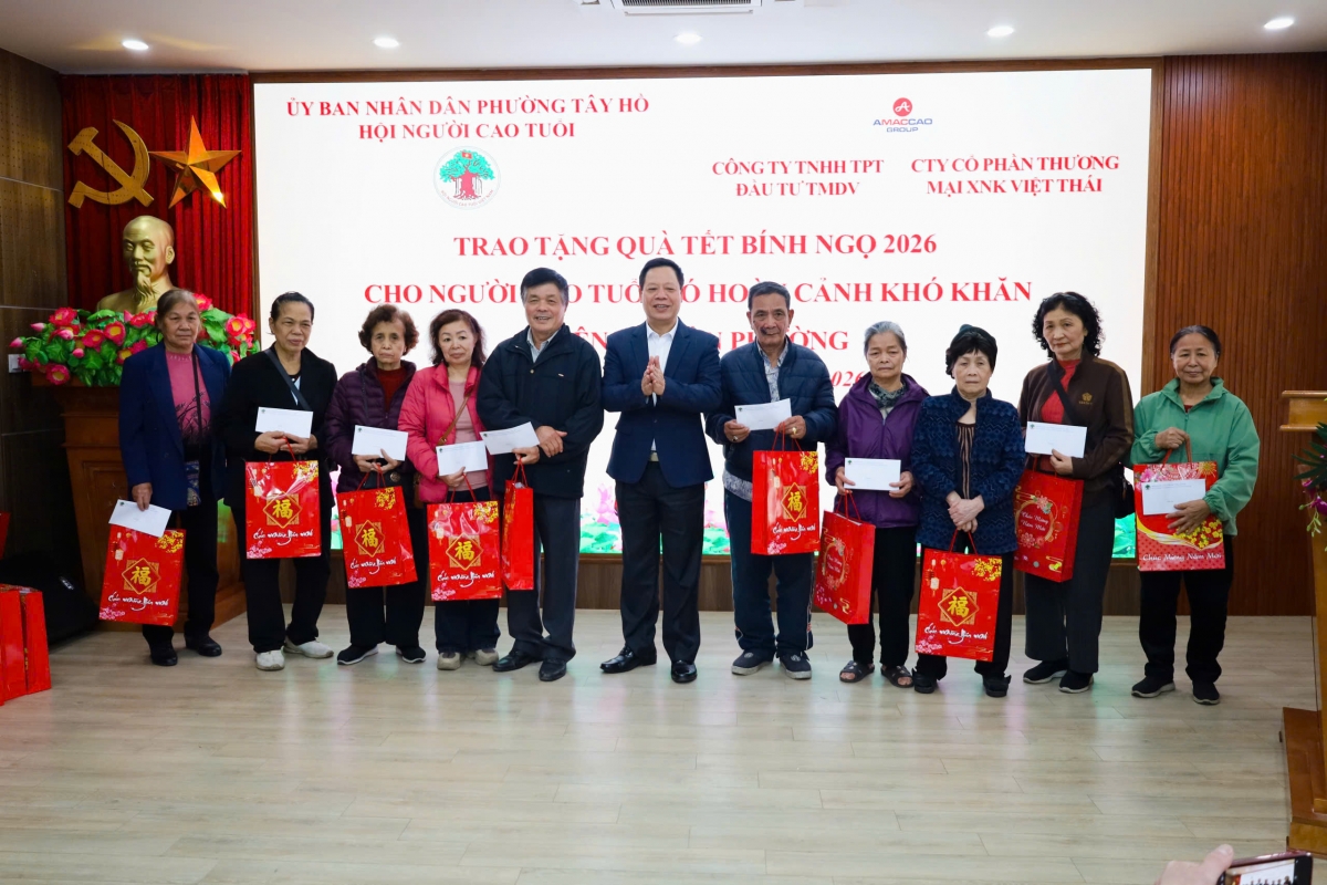 Lan tỏa nghĩa tình, chăm lo Tết cho người cao tuổi phường Tây Hồ