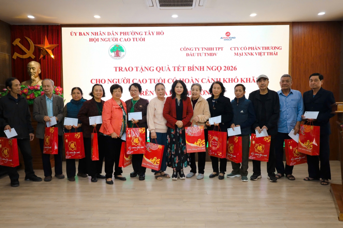 Lan tỏa nghĩa tình, chăm lo Tết cho người cao tuổi phường Tây Hồ