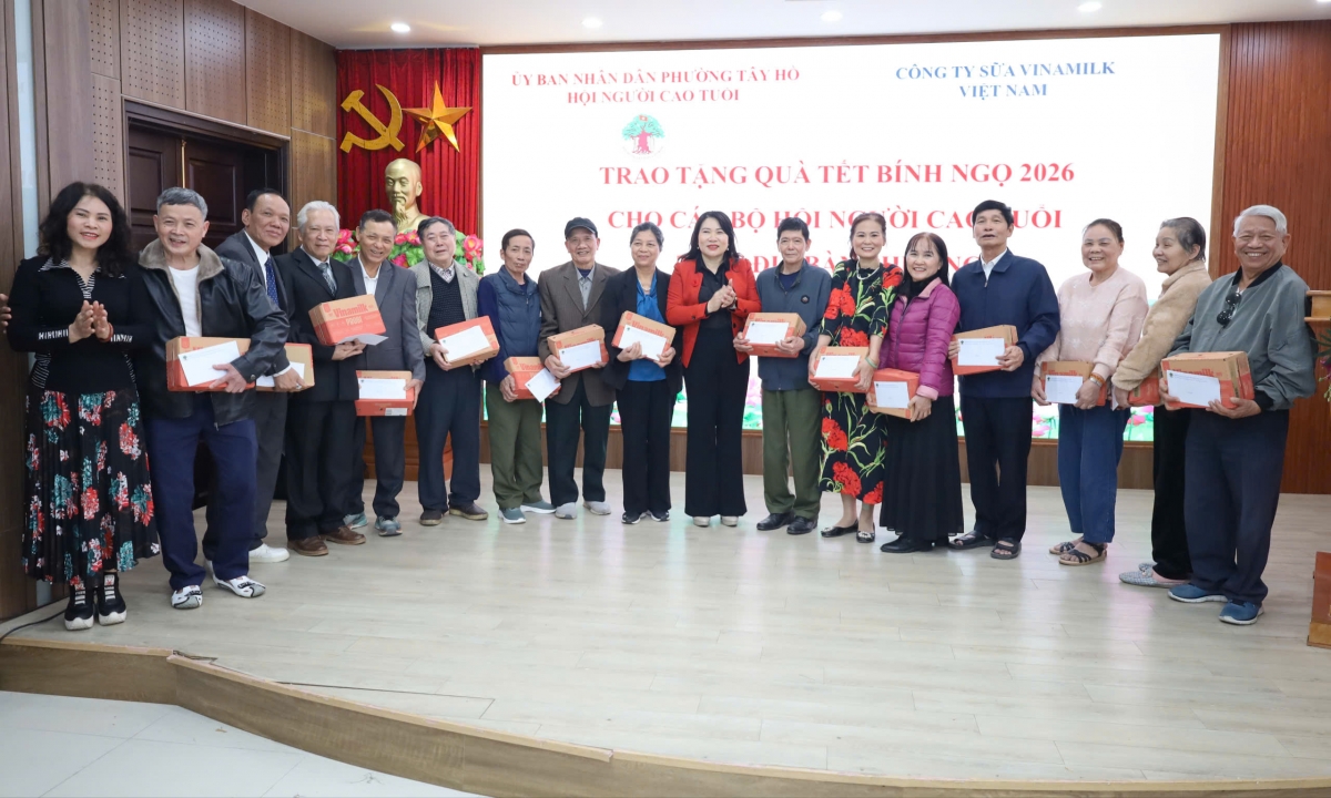 Lan tỏa nghĩa tình, chăm lo Tết cho người cao tuổi phường Tây Hồ