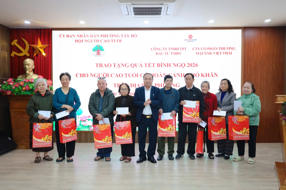 Tặng quà NCT hoàn cảnh khó khăn phường Tây Hồ, TP Hà Nội