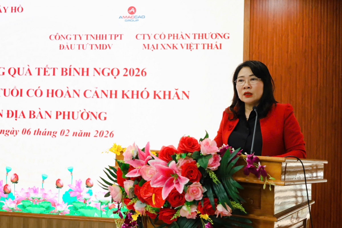 Bà Trần Thị Thu Hường phát biểu tại buổi trao quà