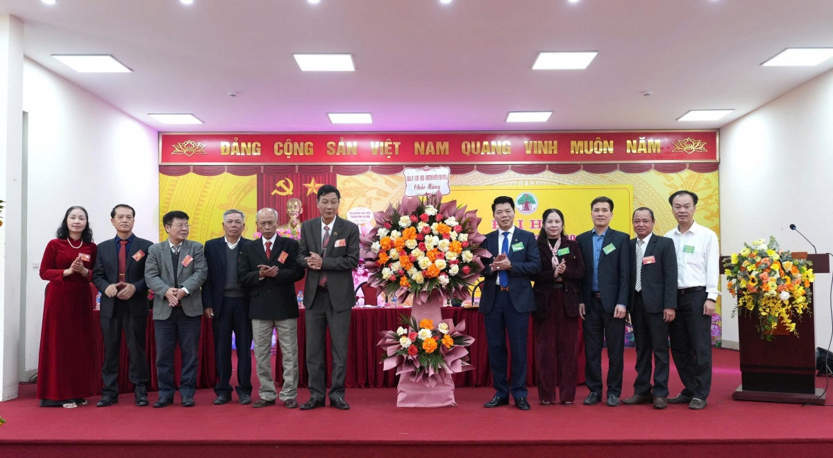 Lãnh đạo phường Yên Nghĩa tặng hoa chúc mừng Đại hội