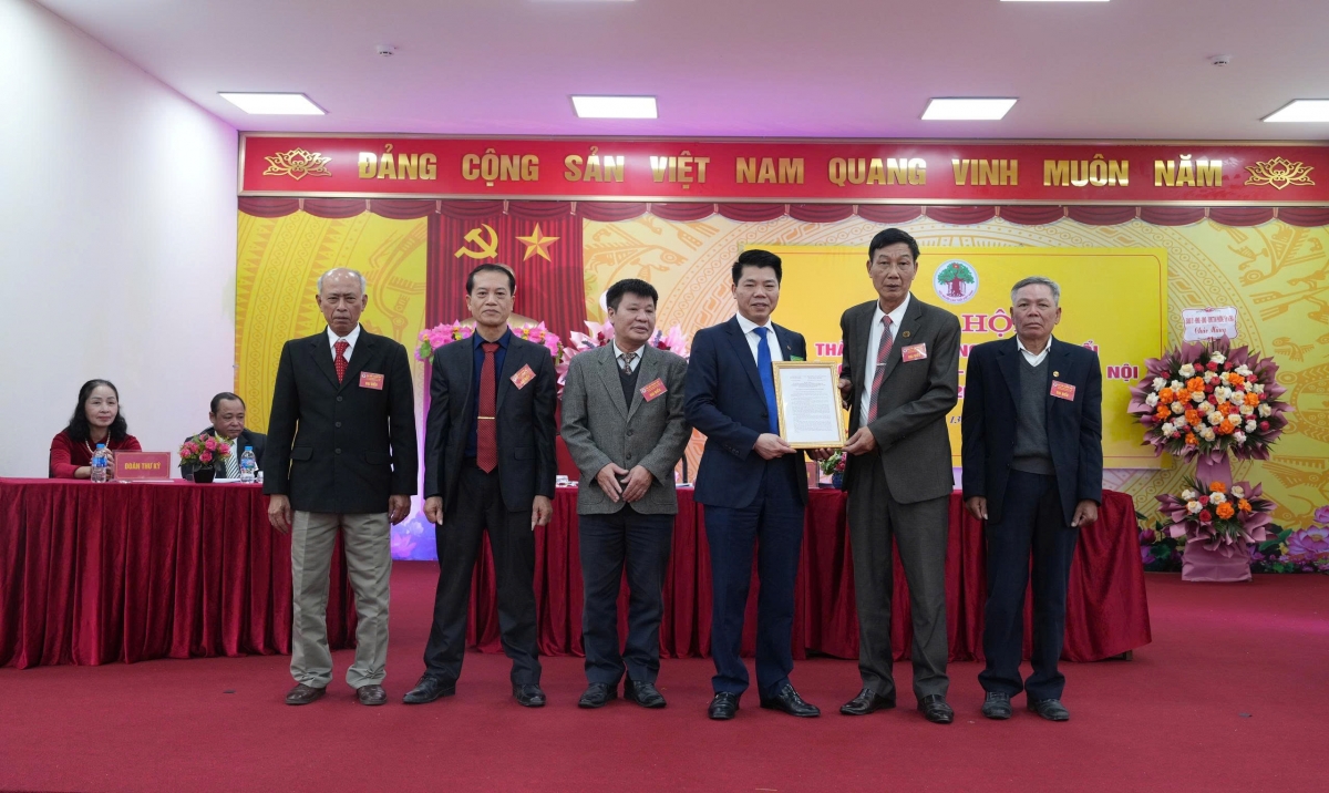 Trao quyết định thành lập Hội NCT phường Yên Nghĩa