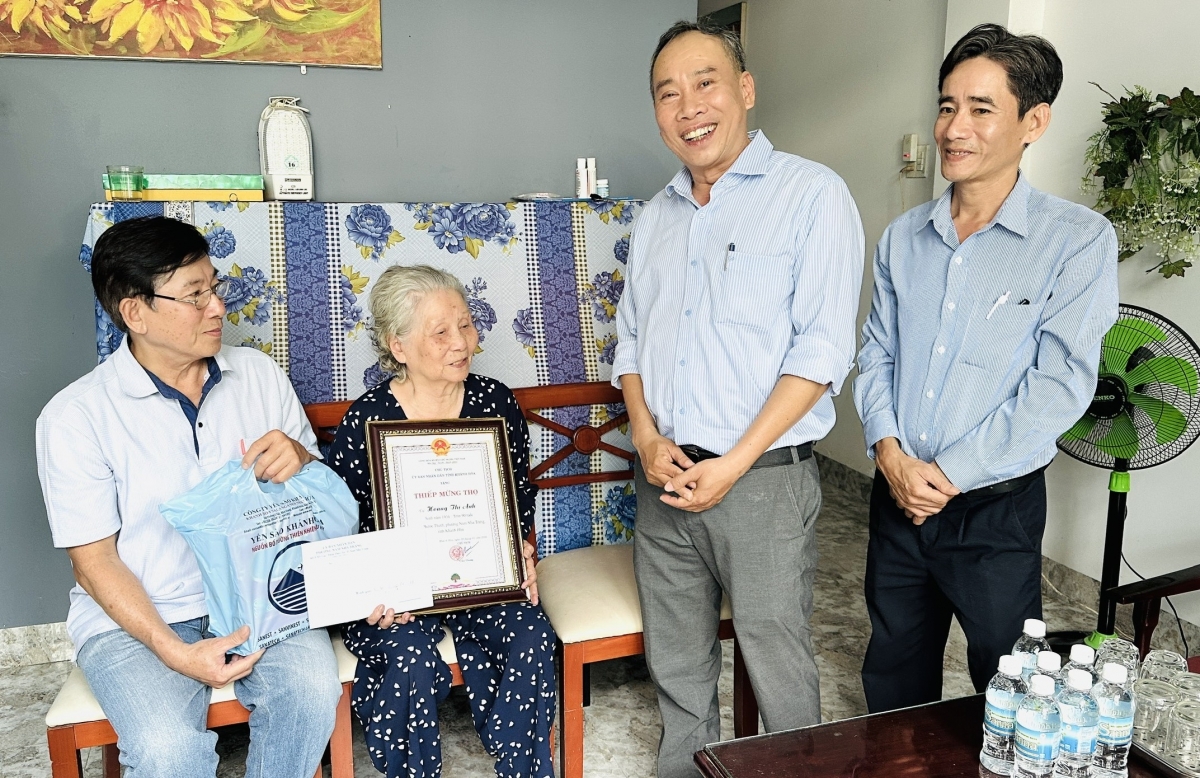 Lãnh đạo phường Nha Trang tặng quà mừng thọ NCT