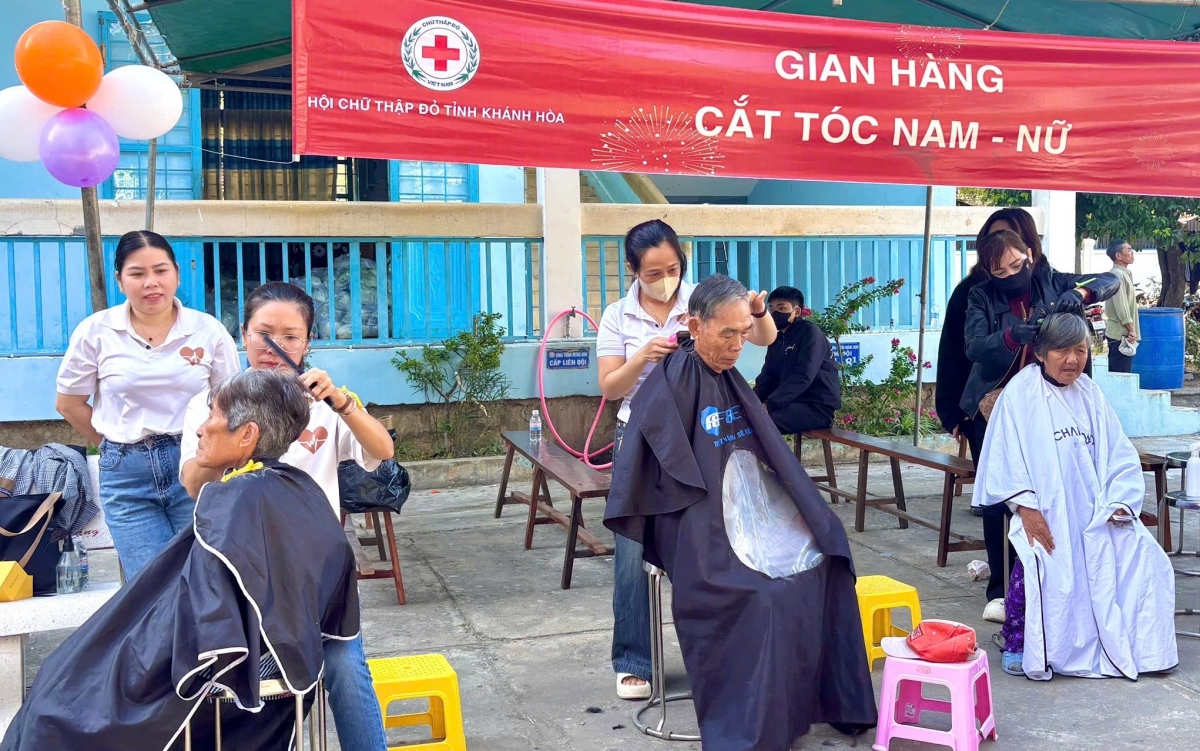 Cắt tóc hỗ trợ NCT khó khăn chuẩn bị đón Xuân Bính Ngọ