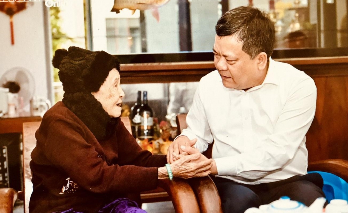 Chủ tịch UBND tỉnh Khánh Hòa Trần Phong thăm, tặng quà NCT thuộc gia đình có công trên địa bàn