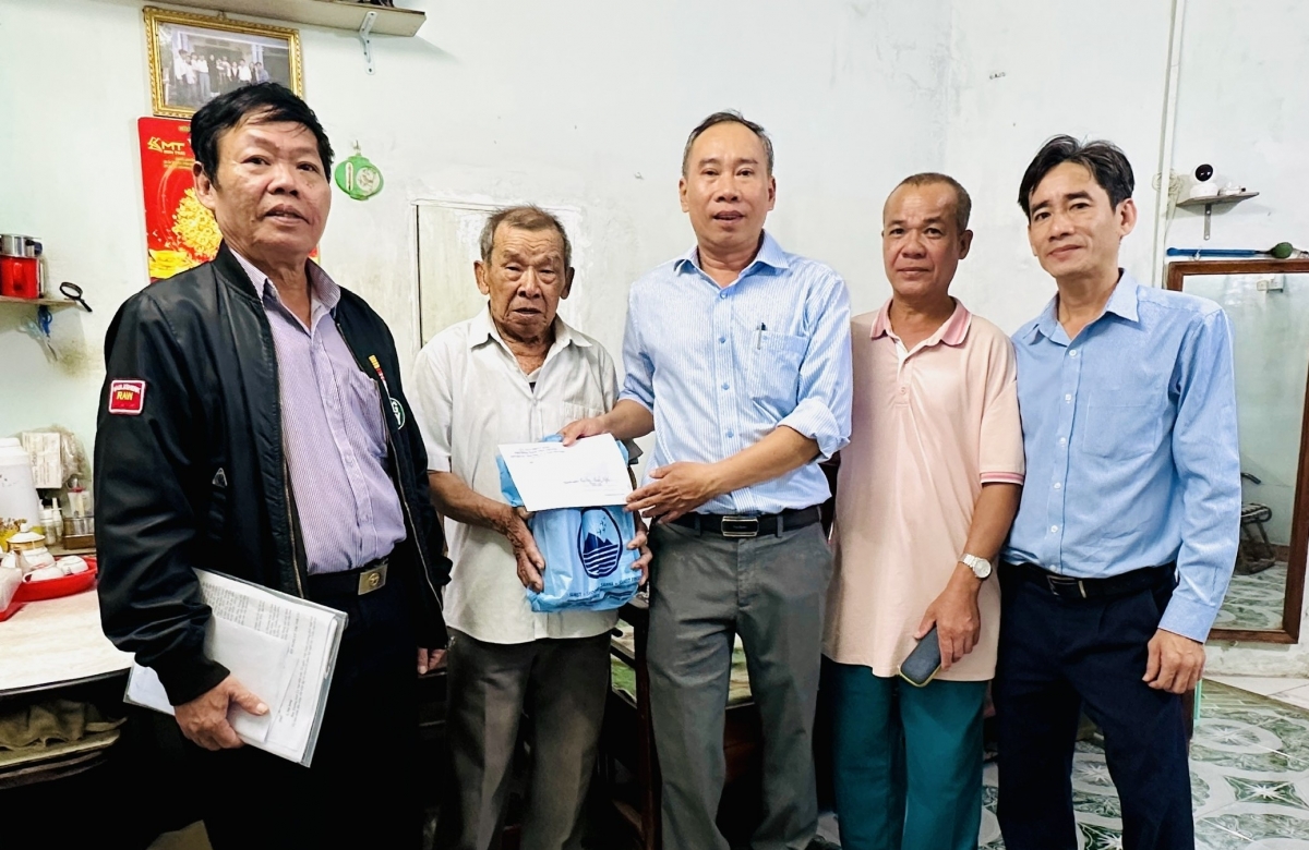 Tặng quà mừng thọ NCT tỉnh Khánh Hòa trước thêm Xuân, đón Tết Nguyên đán Bính Ngọ 2026