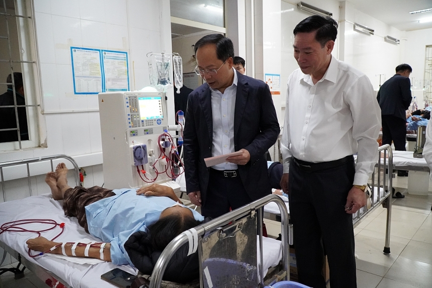 Chủ tịch Hội Người cao tuổi Việt Nam và Bí thư Tỉnh ủy Hà Tĩnh  trao quà Tết, lan tỏa nghĩa tình với người bệnh và đối tượng bảo trợ xã hội