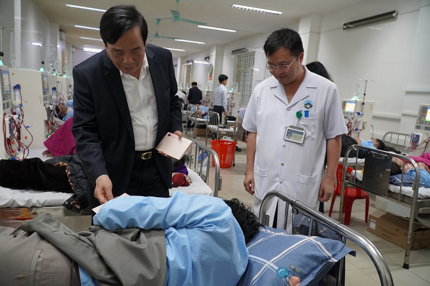 Chủ tịch Hội Người cao tuổi Việt Nam và Bí thư Tỉnh ủy Hà Tĩnh  trao quà Tết, lan tỏa nghĩa tình với người bệnh và đối tượng bảo trợ xã hội