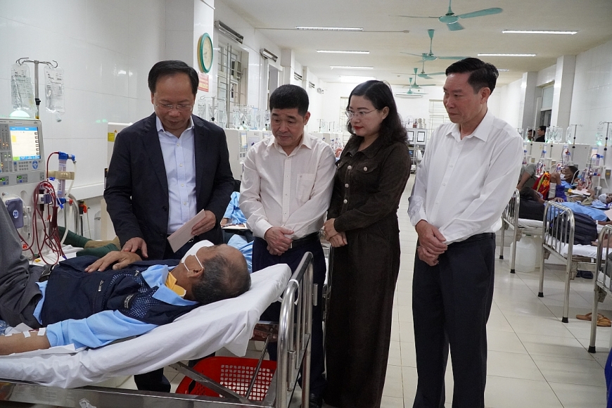 Chủ tịch Hội Người cao tuổi Việt Nam và Bí thư Tỉnh ủy Hà Tĩnh  trao quà Tết, lan tỏa nghĩa tình với người bệnh và đối tượng bảo trợ xã hội