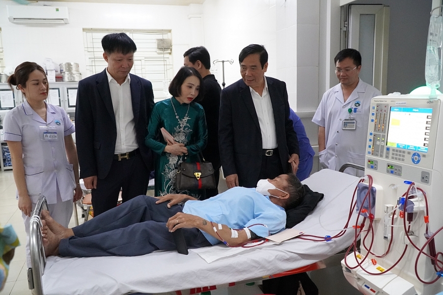 Chủ tịch Hội Người cao tuổi Việt Nam và Bí thư Tỉnh ủy Hà Tĩnh  trao quà Tết, lan tỏa nghĩa tình với người bệnh và đối tượng bảo trợ xã hội