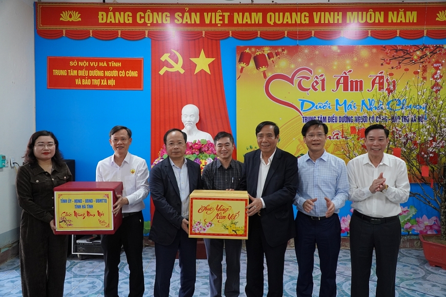 Chủ tịch Hội Người cao tuổi Việt Nam và Bí thư Tỉnh ủy Hà Tĩnh  trao quà Tết, lan tỏa nghĩa tình với người bệnh và đối tượng bảo trợ xã hội