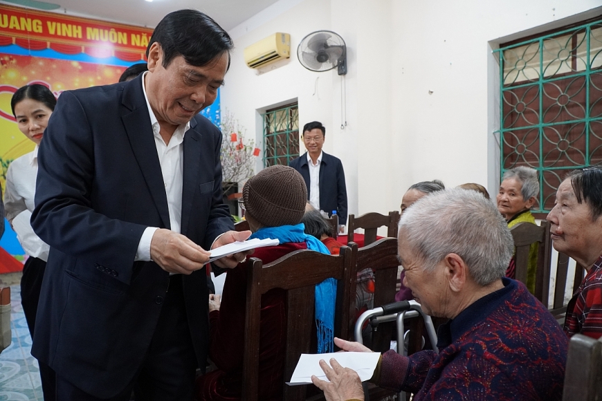 Chủ tịch Hội Người cao tuổi Việt Nam và Bí thư Tỉnh ủy Hà Tĩnh  trao quà Tết, lan tỏa nghĩa tình với người bệnh và đối tượng bảo trợ xã hội