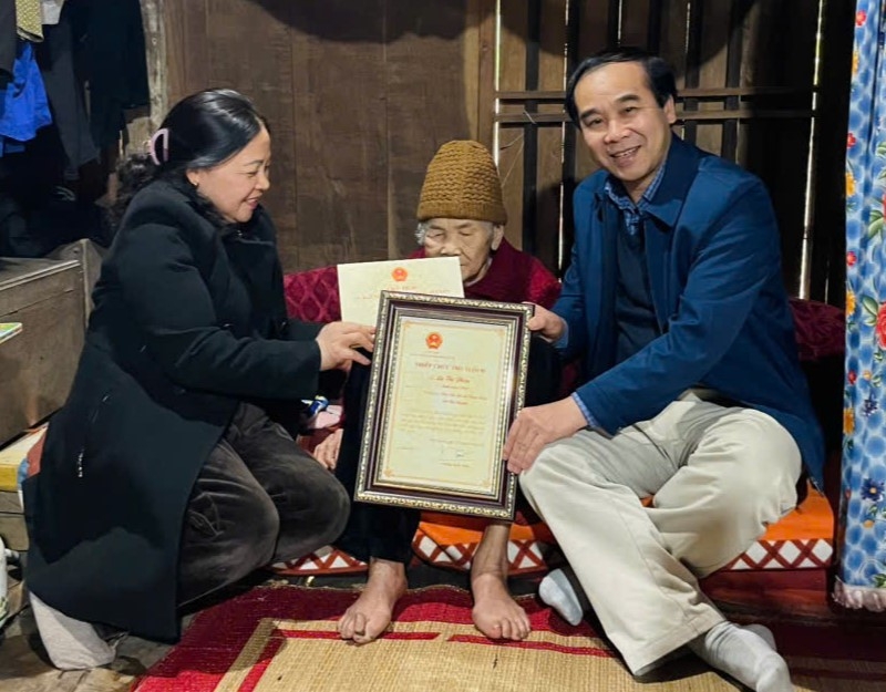 Tặng quà mừng thọ NCT xã Thanh Thịnh, tỉnh Thái Nguyên