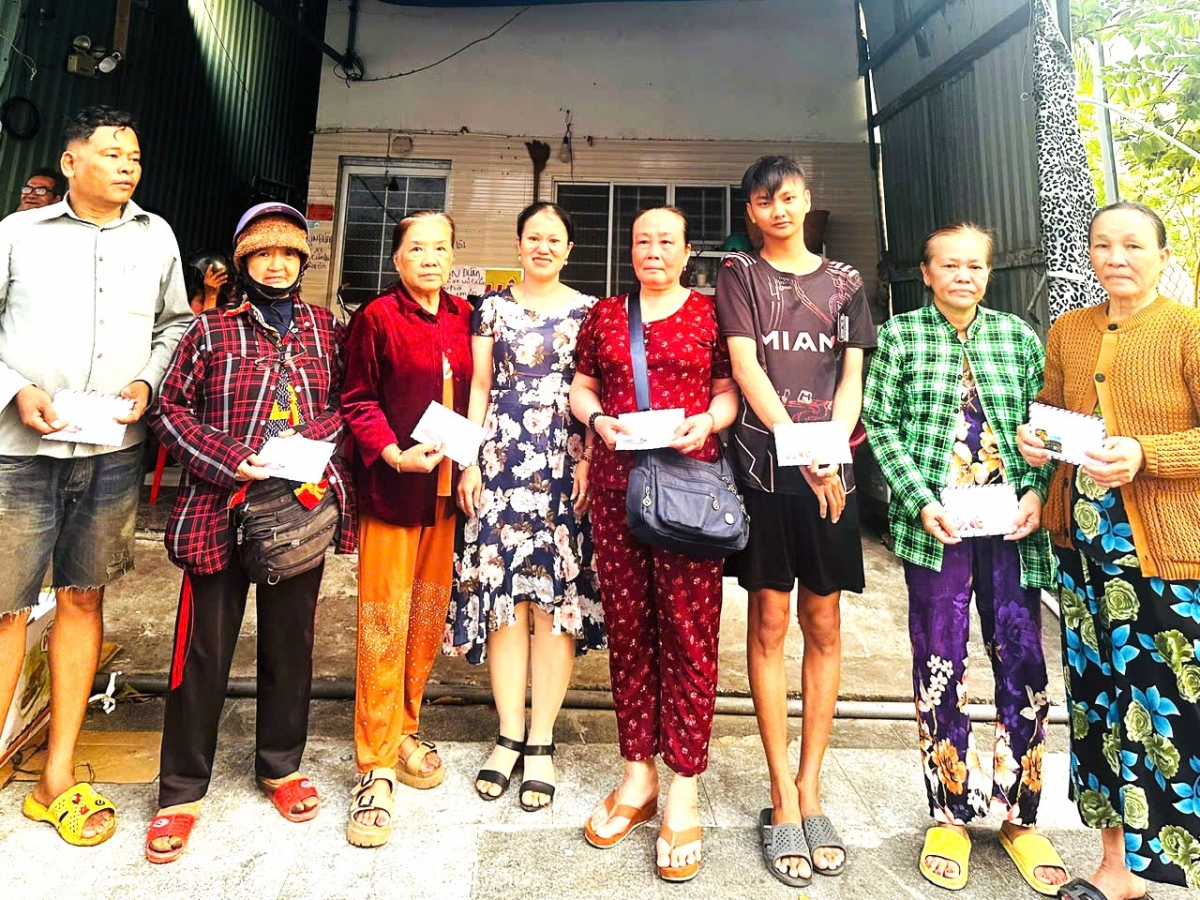 Hội NCT đặc khu Côn Đảo phối hợp với nhà tài trợ trao 100 suất quà đến NCT hoàn cảnh khó khăn, số tiền 30 triệu đồng