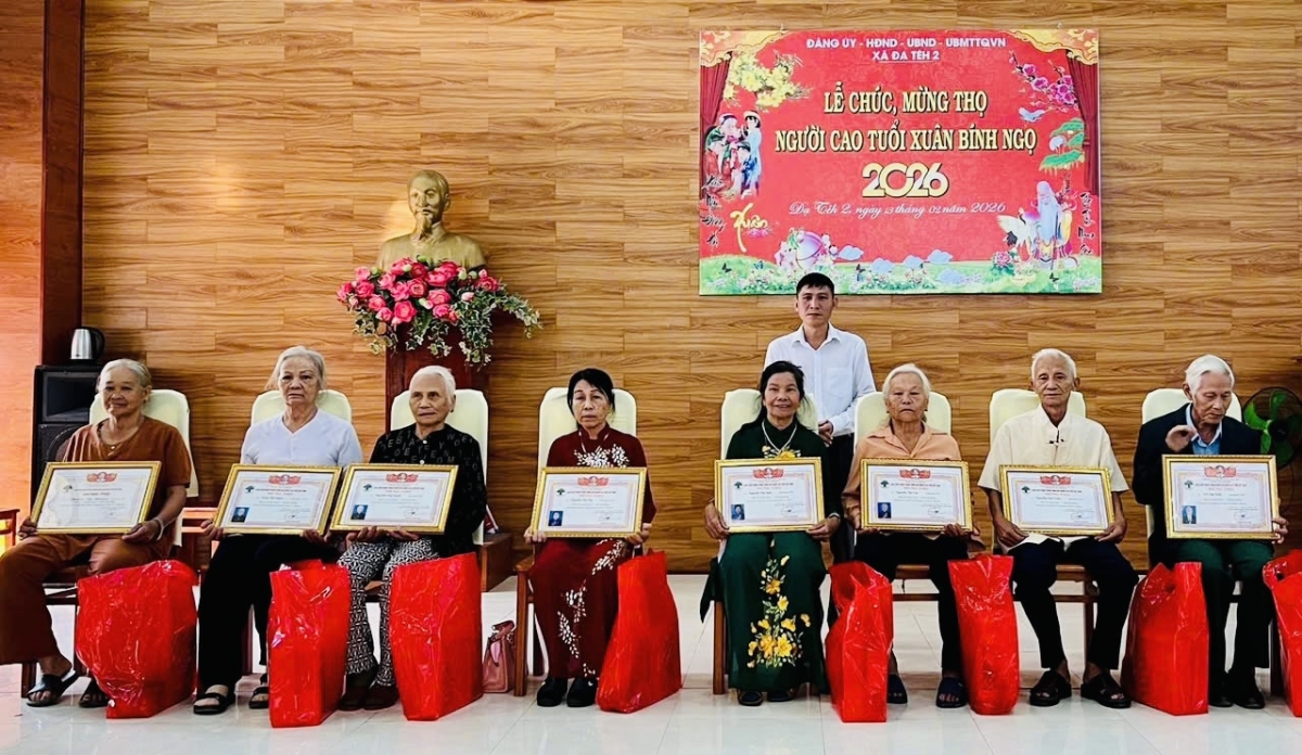 Chúc, mừng thọ cho người cao tuổi ở xã đĐạ Tẻh 2, Lâm Đồng