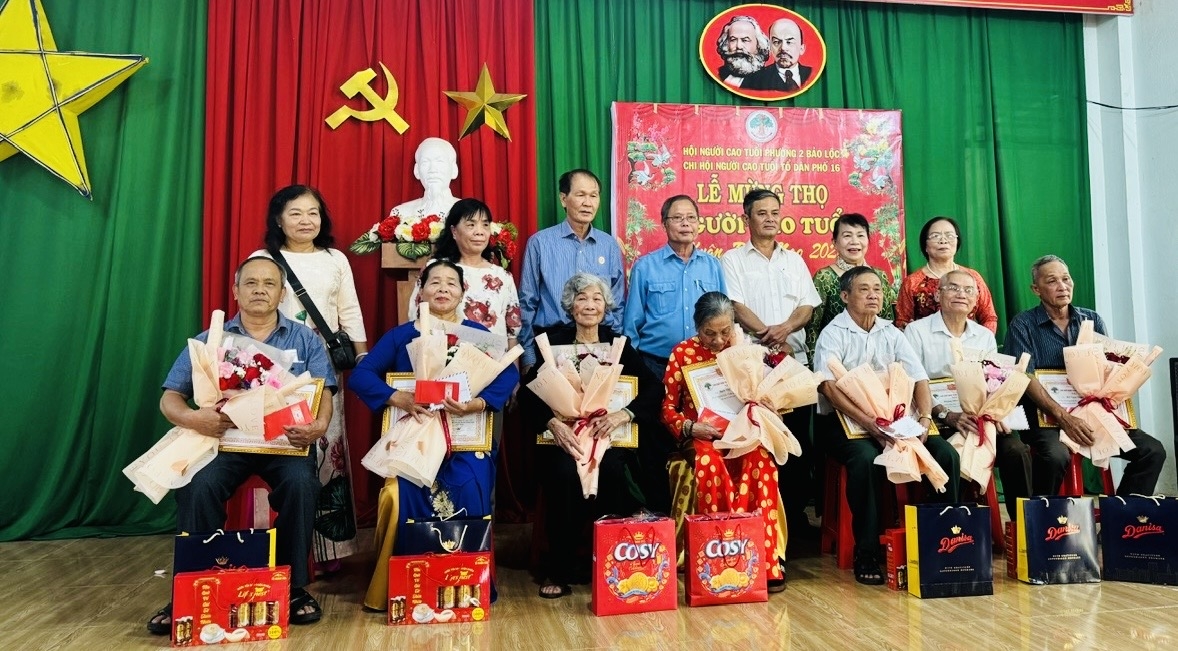 Chi hội 16, Hội Người cao tuổi Phường 2 (Bảo Lộc) tổ chức lễ chúc thọ Xuân Bính Ngọ 2026.