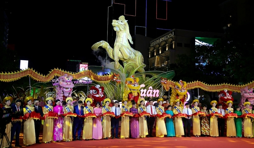 Lãnh đạo TP. Hồ Chí Minh cắt băng khai mạc Đường hoa Nguyễn Huệ