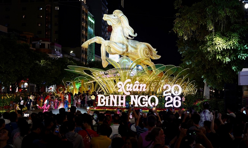 Linh vật ngựa chính của Đường hoa cao 7m, dài 9m được đặt trên phần đế cao 11m được lấy cảm hứng từ Ngựa Thánh Gióng bay về trời, thể hiện tinh thần vươn mình của TP. Hồ Chí Minh