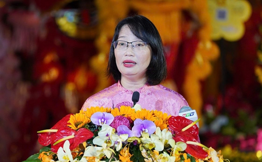 Bà Trần Thị Diệu Thúy, Phó Chủ tịch UBND TP. Hồ Chí Minh phát biểu khai mạc Đường hoa Nguyễn Huệ 2026