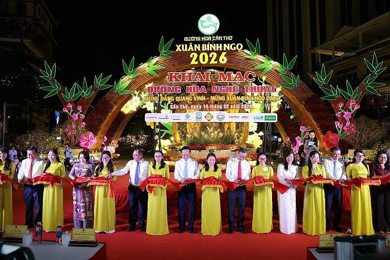 Lãnh đạo UBND TP. Cần Thơ cắt băng khai mạc Đường hoa nghệ thuật Cần Thơ 2026