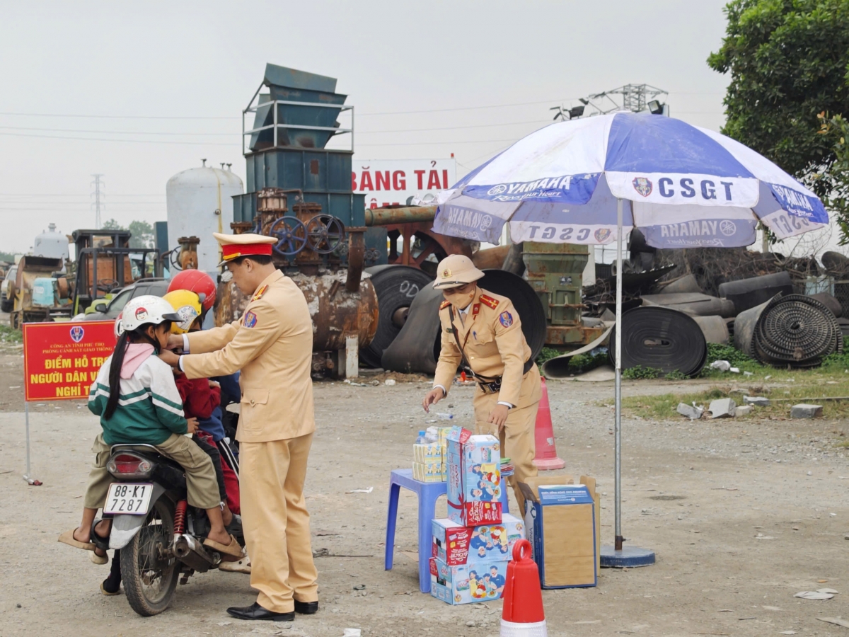 Phú Thọ: CSGT triển khai hàng loạt điểm hỗ trợ người dân về quê đón Tết