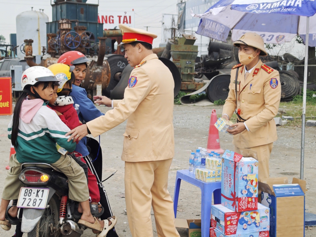 Phú Thọ: CSGT triển khai hàng loạt điểm hỗ trợ người dân về quê đón Tết