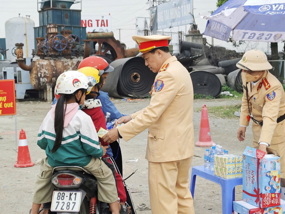 Phú Thọ: CSGT triển khai hàng loạt điểm hỗ trợ người dân về quê đón Tết