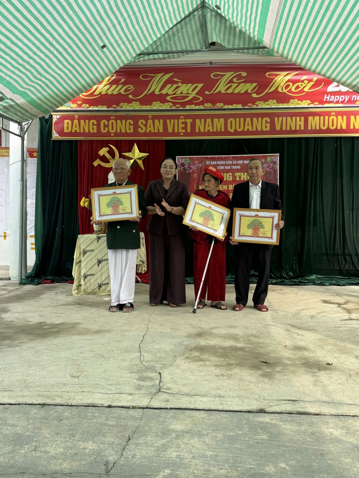 Lãnh đạo xã Hợp Minh cùng tham gia lễ mừng thọ cùng các cụ tại nhà văn hóa xóm