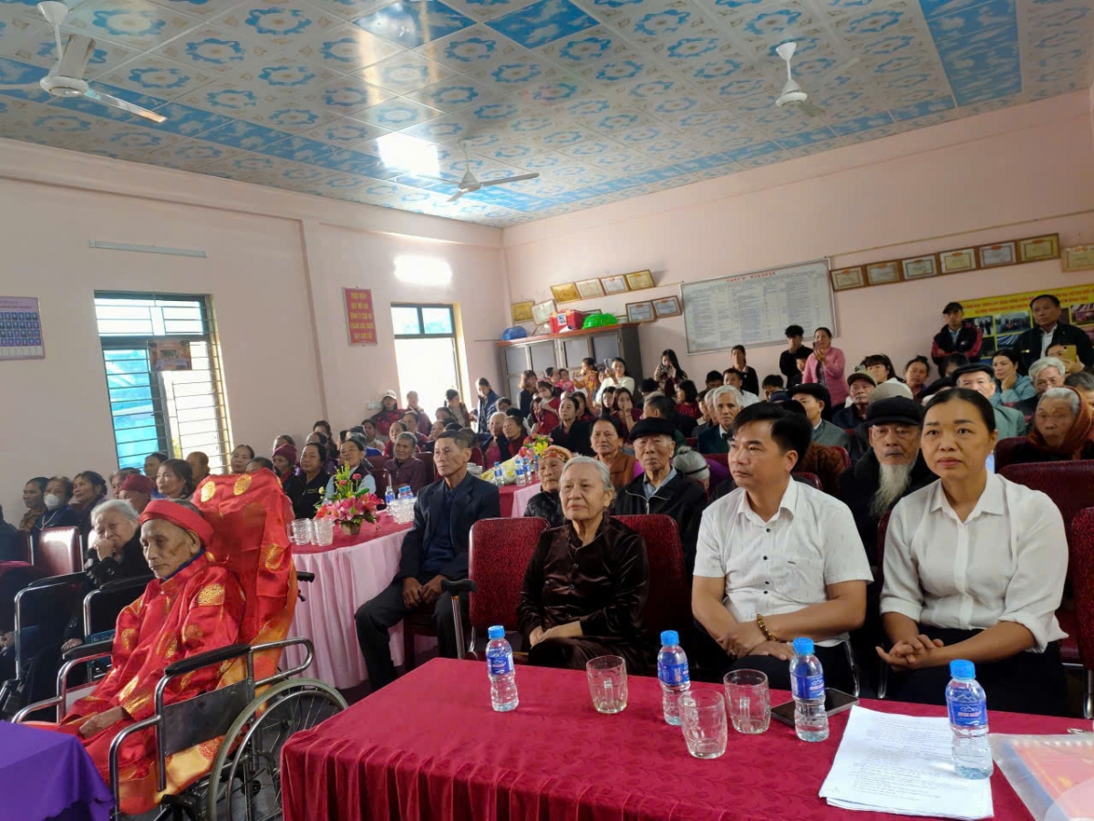 Hoạt động mừng thọ năm nay của xã Hợp Minh diễn ra trong không khí trang trọng và ấm áp nghĩa tình