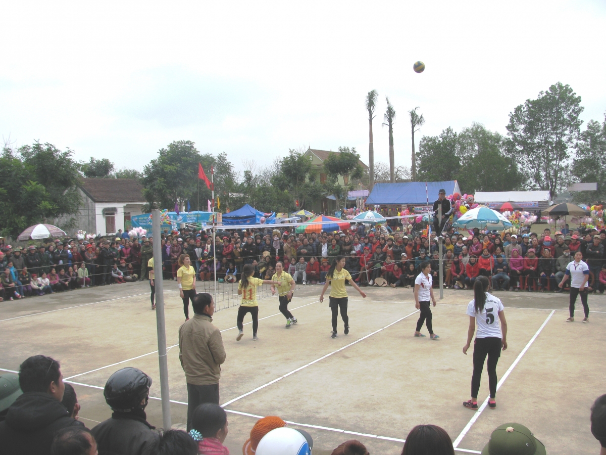 Phần hội trong lễ hội đền Quả Sơn thu hút nhiều du khách tham gia