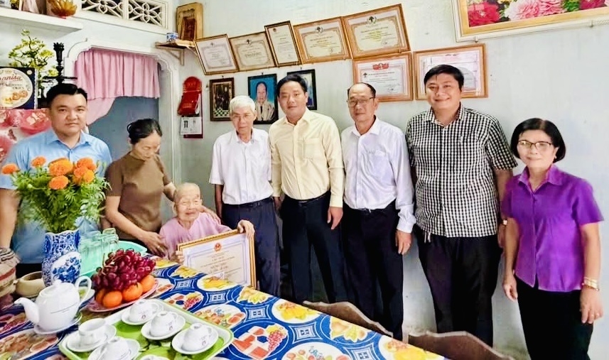 Lãnh đạo phường Lái Thiêu thăm hỏi, động viên các cụ cao tuổi.