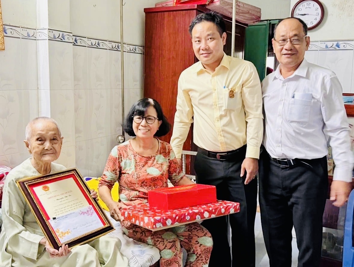 Các cụ cao tuổi phường Lái Thiêu phấn khởi đón nhận quà và lời chúc mừng năm mới.