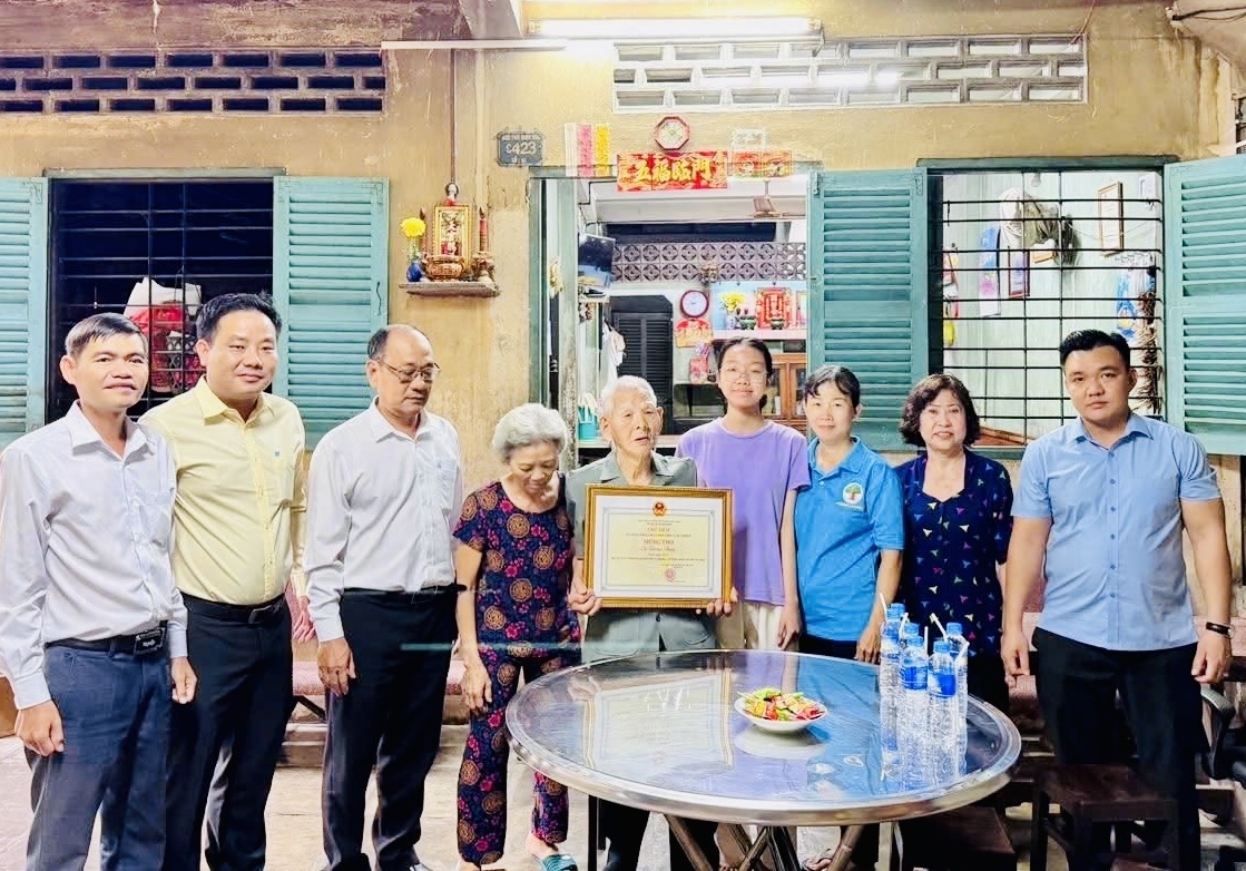 Không khí ấm cúng tại buổi chúc thọ đầu xuân do phường Lái Thiêu tổ chức.