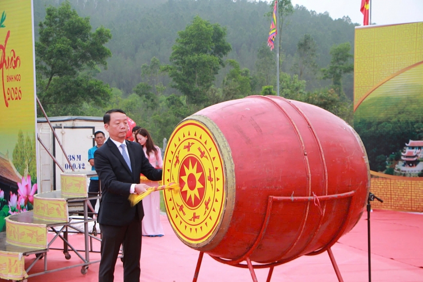Ông Phan Thiên Định, Chủ tịch UBND tỉnh Hà Tĩnh đánh trống khai hội Chùa Hương Tích - mở đầu năm du lịch Hà Tĩnh 2026.