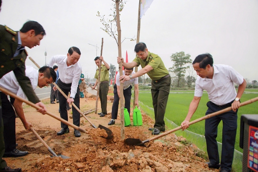 Chủ tịch UBND tỉnh Phan Thiên Định và cán bộ, Nhân dân xã Can Lộc tham gia trồng cây đầu Xuân Bính Ngọ 2026.